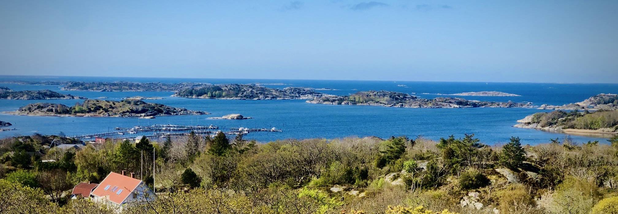 Bild av havet och skog, med en liten hus